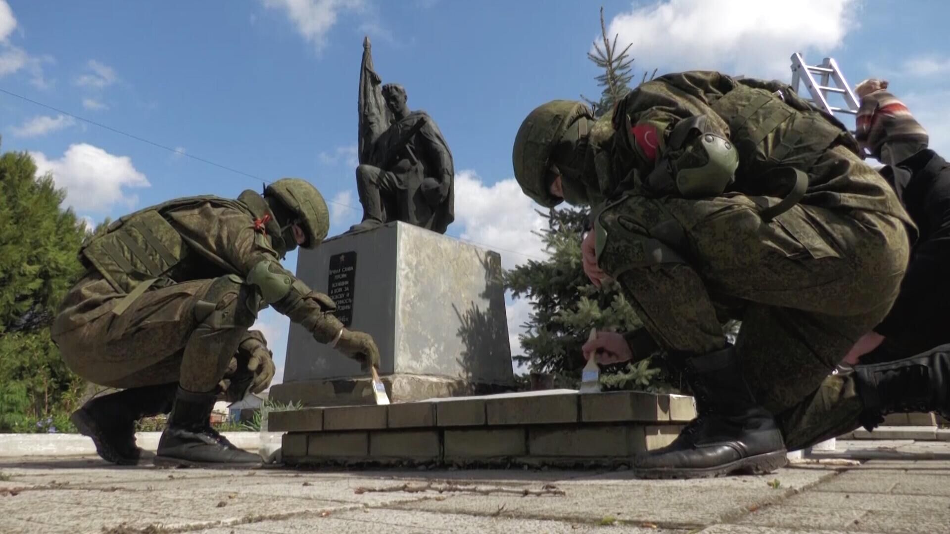 Российские военные помогли благоустроить мемориал советским воинам в ЛНР - РИА Новости, 1920, 23.04.2022