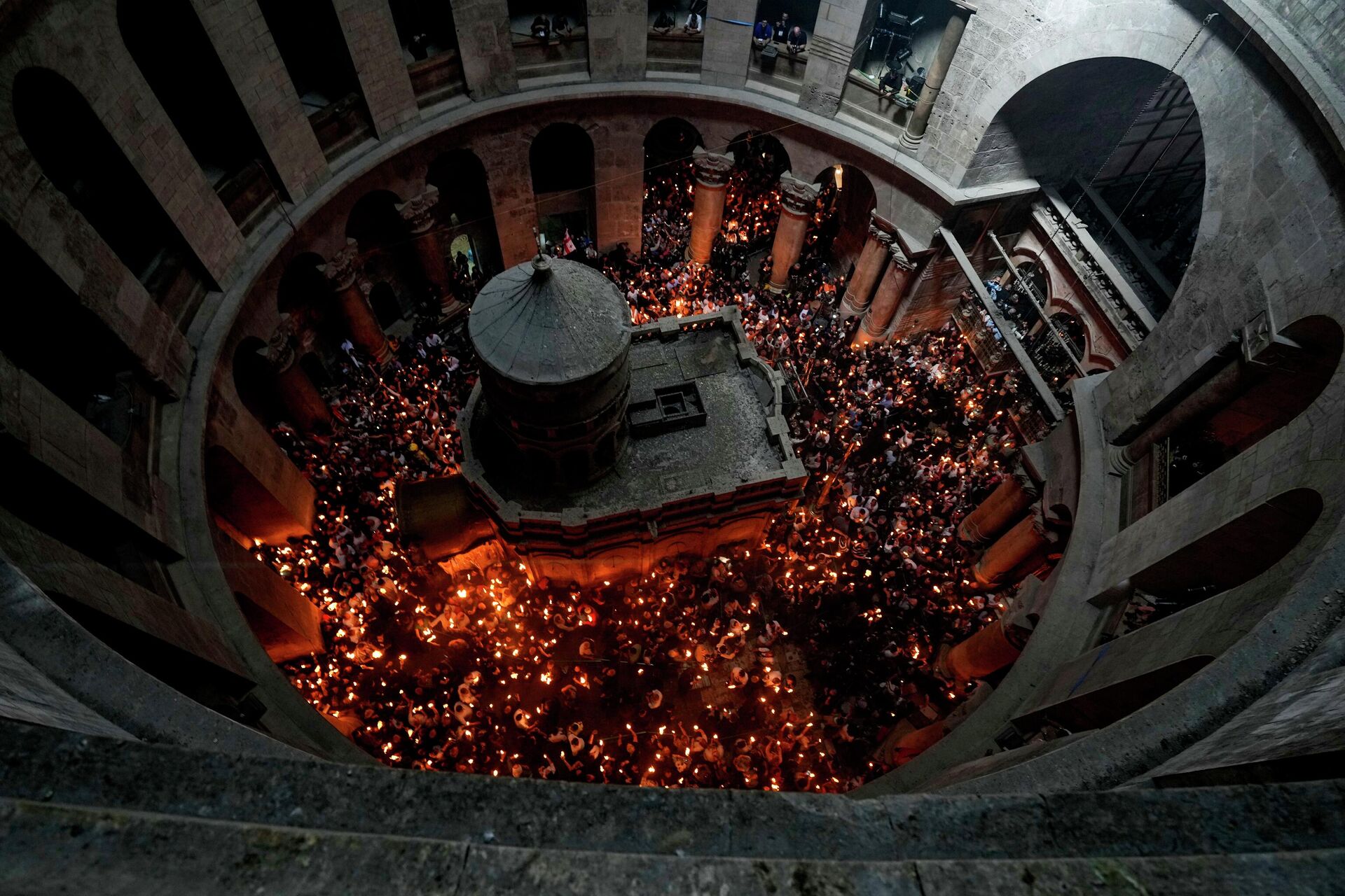 Паломники держат свечи во время церемонии схождения Благодатного огня в храме Гроба Господня - РИА Новости, 1920, 02.03.2023