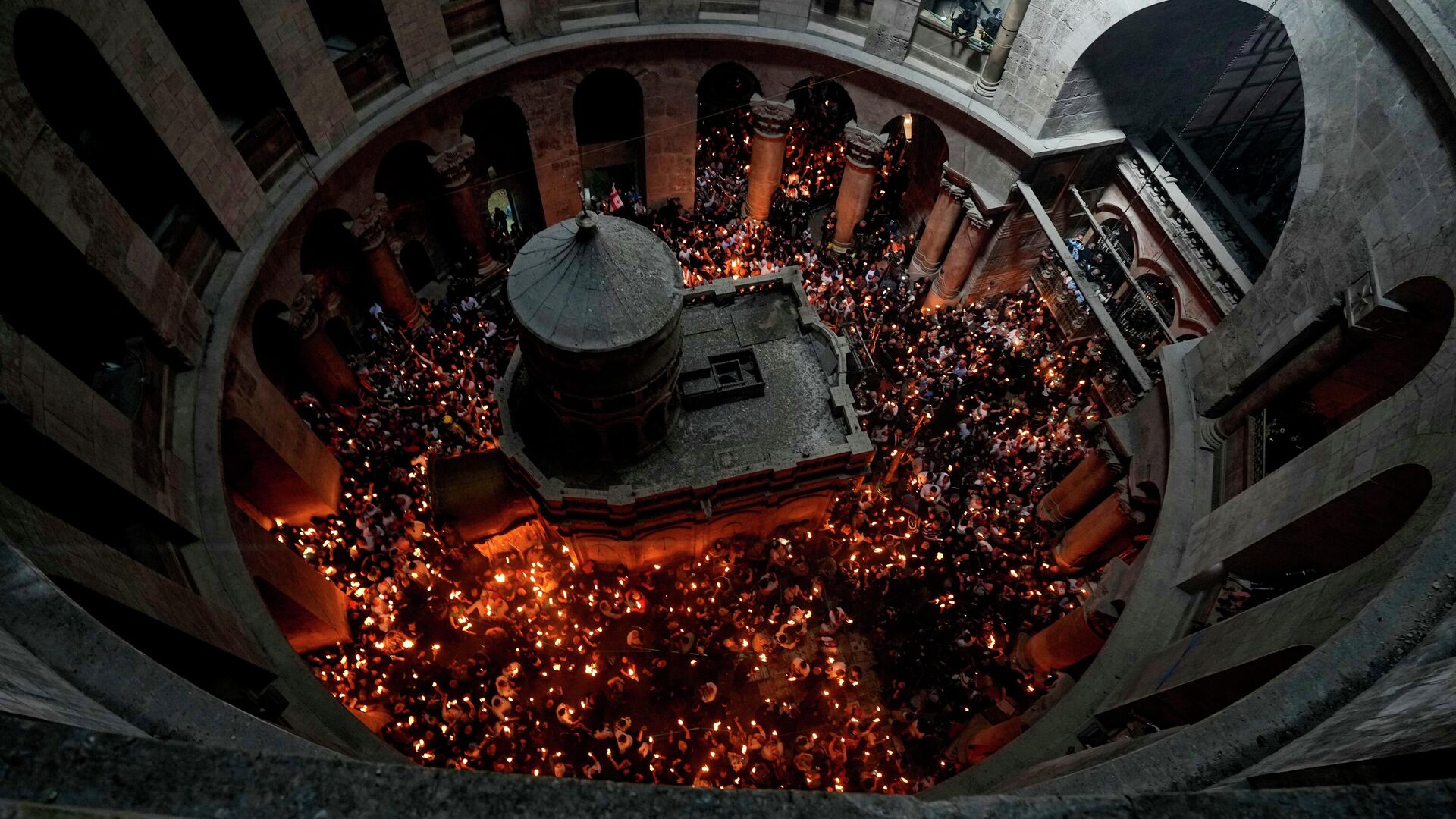 Паломники держат свечи во время церемонии схождения Благодатного огня в храме Гроба Господня - РИА Новости, 1920, 24.04.2022