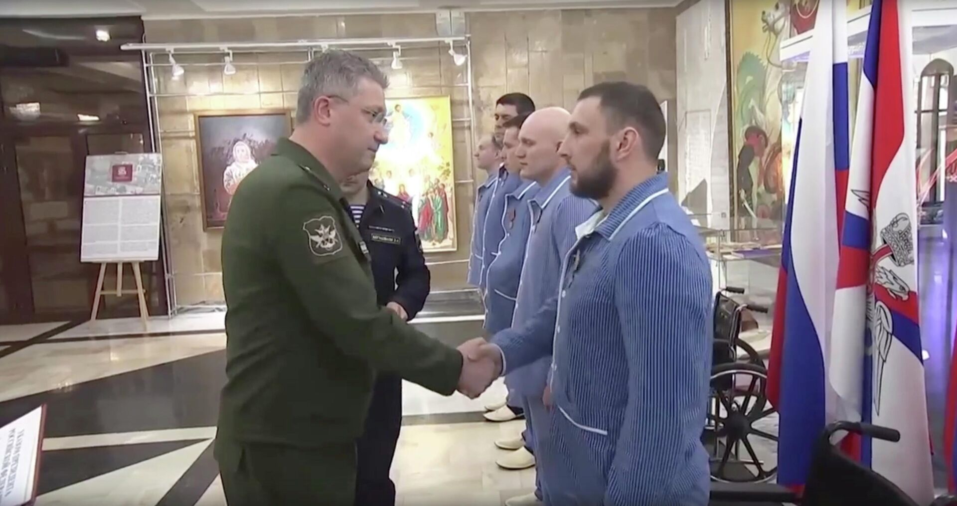 Заместитель Министра обороны РФ Тимур Иванов вручил государственные награды участникам специальной военной операции  - РИА Новости, 1920, 01.07.2025