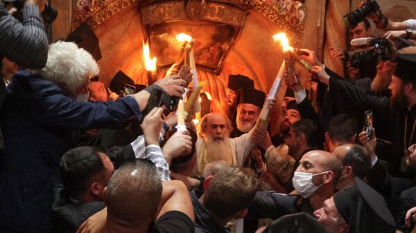 Патриарх Иерусалимский Феофил III во время церемонии схождения Благодатного огня в храме Гроба Господня