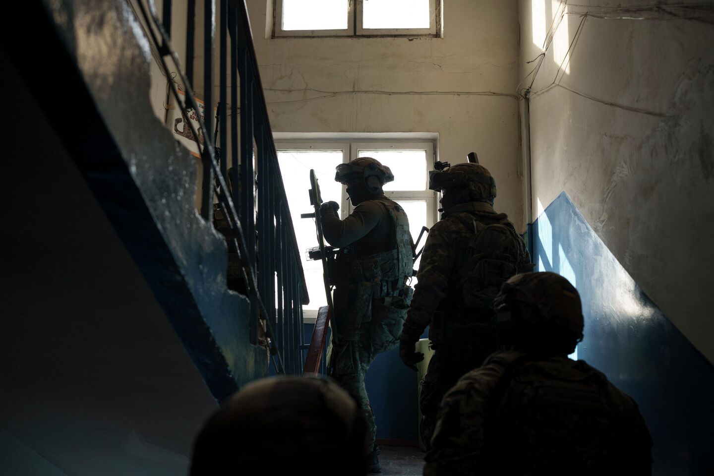 Военнослужащие СБУ при проверке жителей Военнослужащие СБУ при проверке жителей