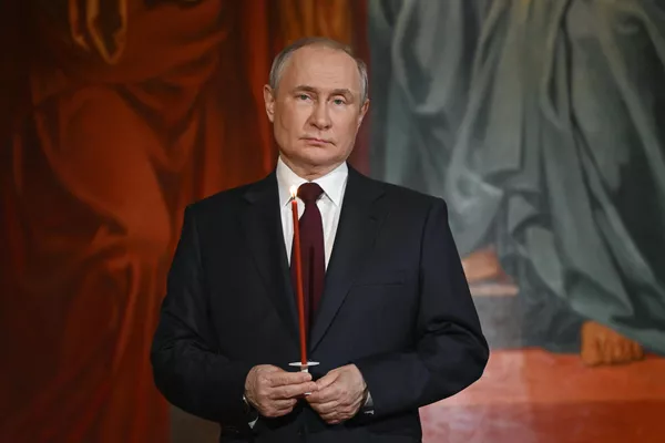 Президент РФ Владимир Путин на праздничном пасхальном богослужении в храме Христа Спасителя в Москве