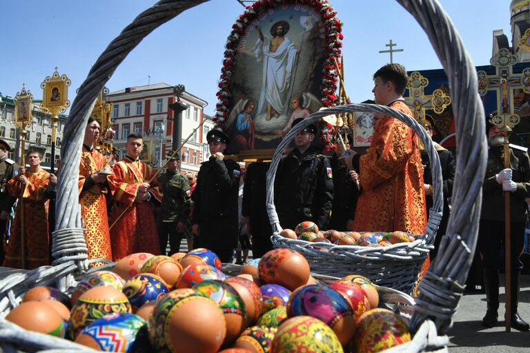 Участники пасхального крестного хода во Владивостоке