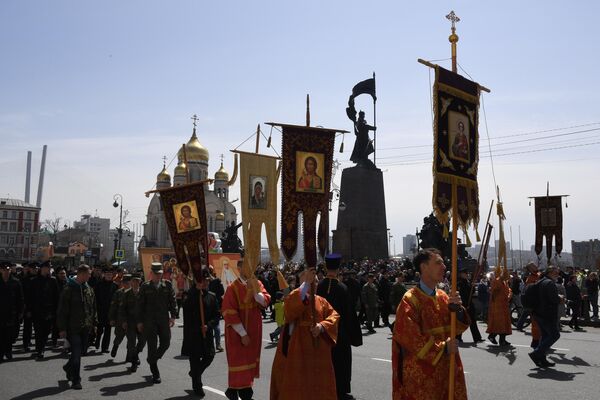 Участники пасхального крестного хода во Владивостоке