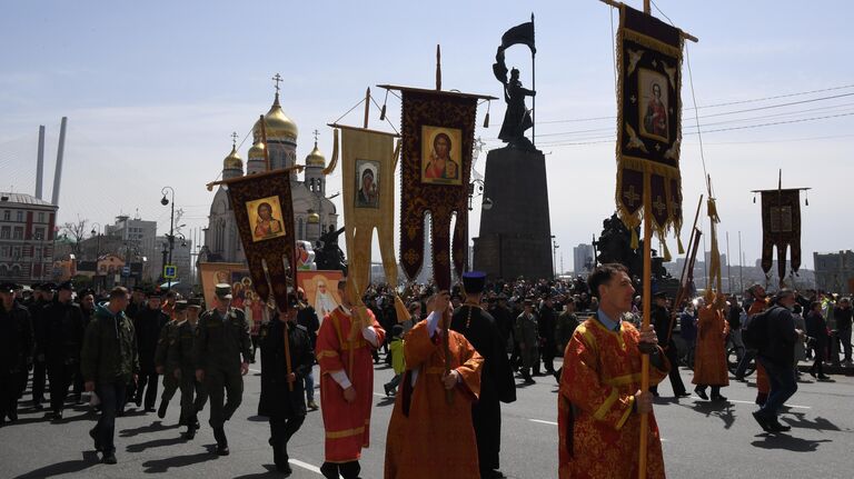 Участники пасхального крестного хода во Владивостоке