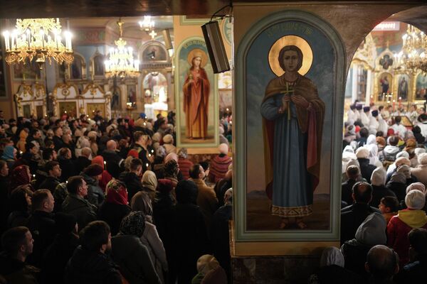 Верующие на праздничном пасхальном богослужении в Вознесенском кафедральном соборе в Новосибирске