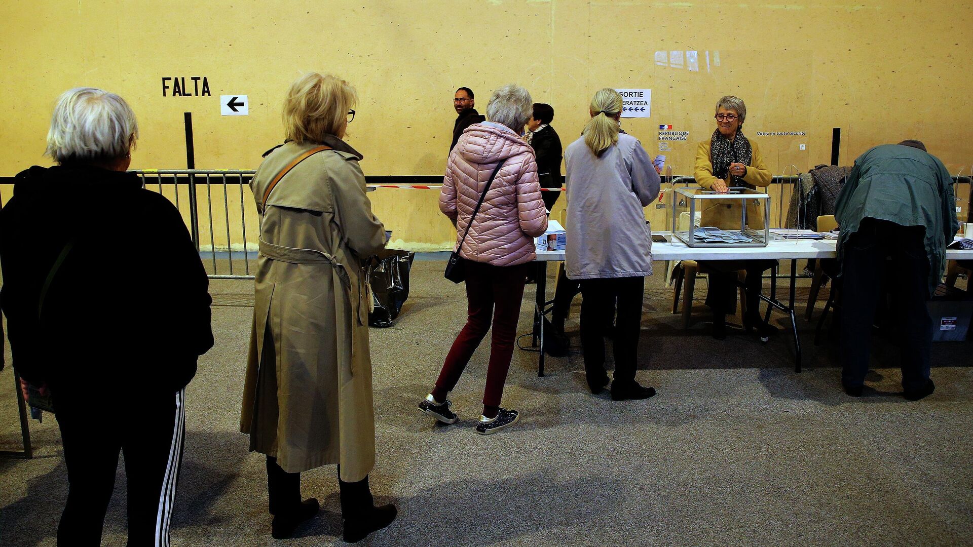 Избиратели на избирательном участке во Франции - РИА Новости, 1920, 24.04.2022