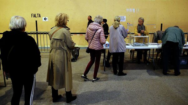 Избиратели на избирательном участке во Франции