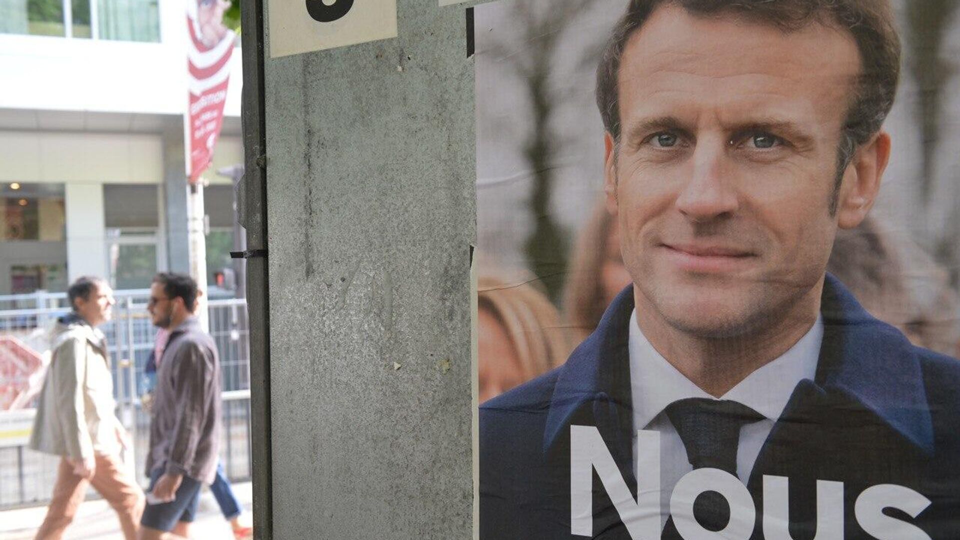 Предвыборный плакат в день голосования на выборах президента Франции в Париже - РИА Новости, 1920, 25.04.2022