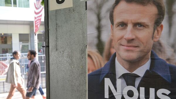 Предвыборный плакат в день голосования на выборах президента Франции в Париже