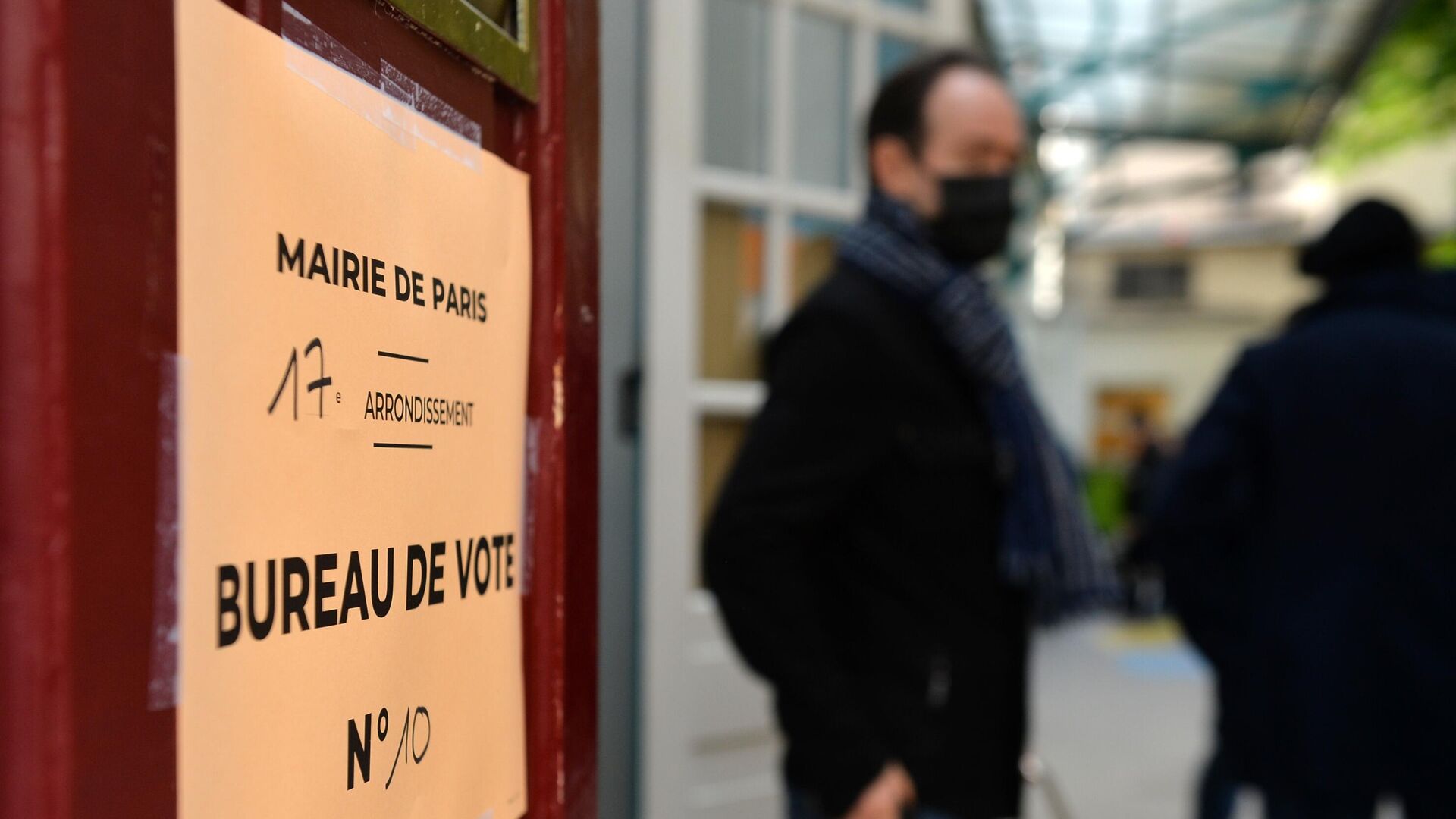 Люди на избирательном участке в Париже в день голосования на выборах президента Франции - РИА Новости, 1920, 25.04.2022