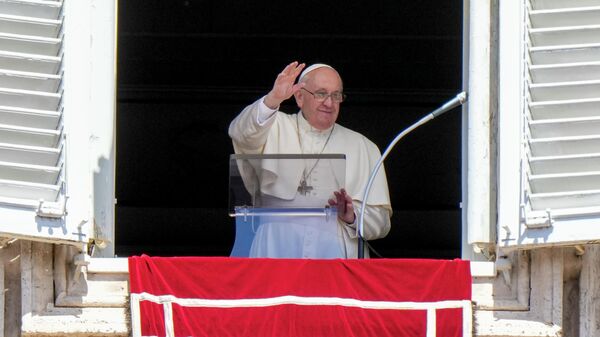 Папа Римский Франциск поздравил христиан в ходе обращения к верующим из окна Апостольского дворца Ватикана