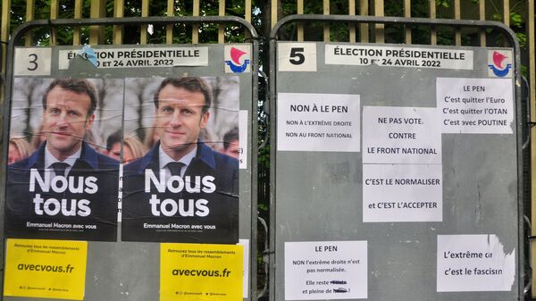 Предвыборные плакаты в день голосования на выборах президента Франции в Париже