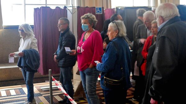 Люди на одном из избирательных участков в 15 округе Парижа в день голосования на выборах президента Франции