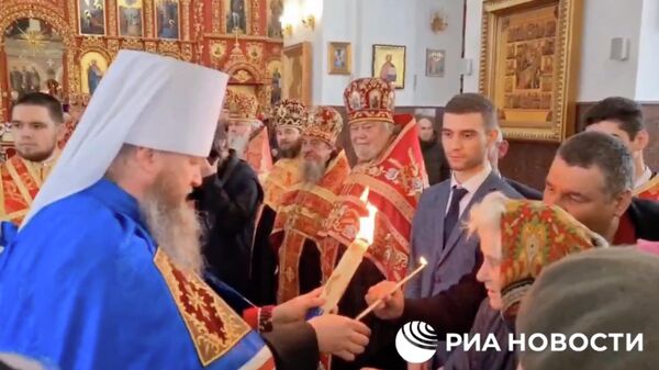 Частицу Благодатного огня доставили в Свято-Владимирский кафедральный собор Луганска