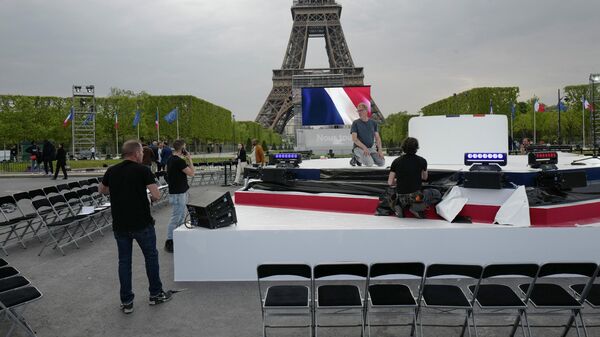 Подготовка к выступлению Эммануэля Макрона после объявления первых результатов второго тура президентских выборов во Франции