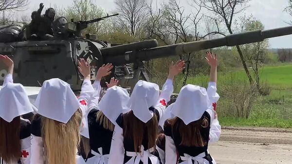 Жители ЛНР приветствуют колонну российских войск