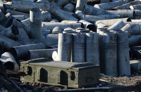 Гильзы от снарядов в разрушенном укрепрайоне украинских силовиков на окраине города Дебальцево.