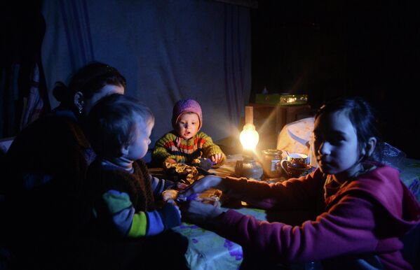 Жители Дебальцево, потерявшие свое жилье в результате обстрелов города, живут в бомбоубежище.