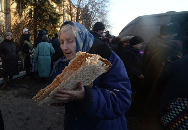 Пожилая женщина во время раздачи гуманитарной помощи жителям Дебальцево, которую привезли ополченцы Донецкой и Луганской народных республик, 2015 год.