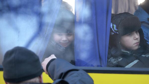 Дети в автобусе с беженцами, который отправляется из Донецка в Россию