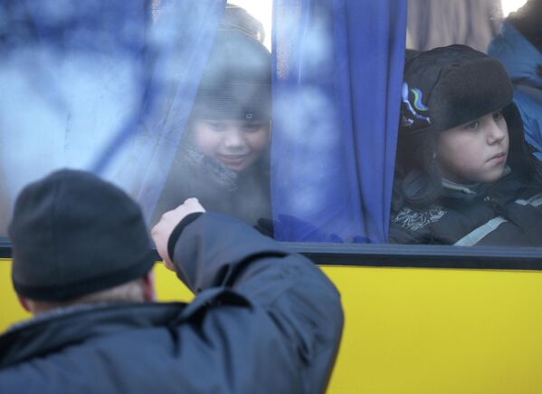 Дети в автобусе с беженцами, который отправляется из Донецка в Россию, 2015 год.