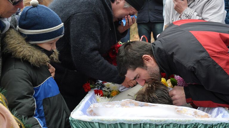 Прощание со школьниками, погибшими при артобстреле школы в Донецке в 2014 году.