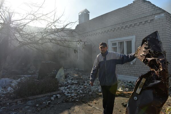 Мужчина у своего дома, разрушенного в результате артиллерийского обстрела украинскими силовиками города Донецка, 2014 год.
