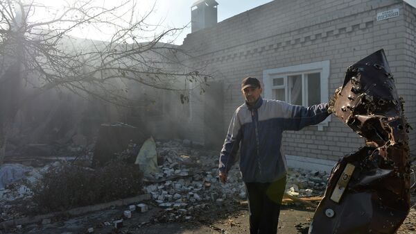 Мужчина у своего дома, разрушенного в результате артиллерийского обстрела украинскими силовиками города Донецка, 2014 год.