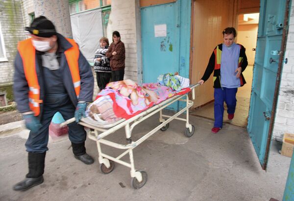 Санитар вывозит из морга 21-й городской больницы мужчину, погибшего 1 ноября 2014 года в результате артиллерийского обстрела украинских силовиков окраины Донецка.