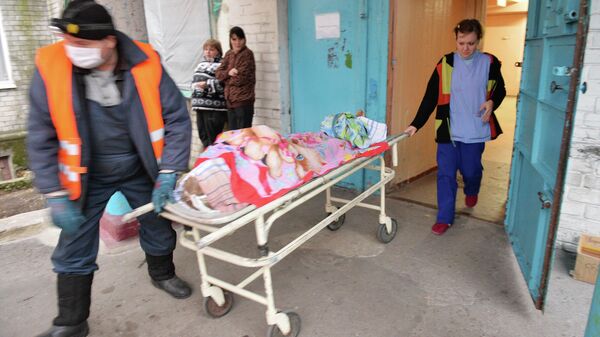 Санитар вывозит из морга 21-й городской больницы мужчину, погибшего 1 ноября 2014 года в результате артиллерийского обстрела украинских силовиков окраины Донецка.