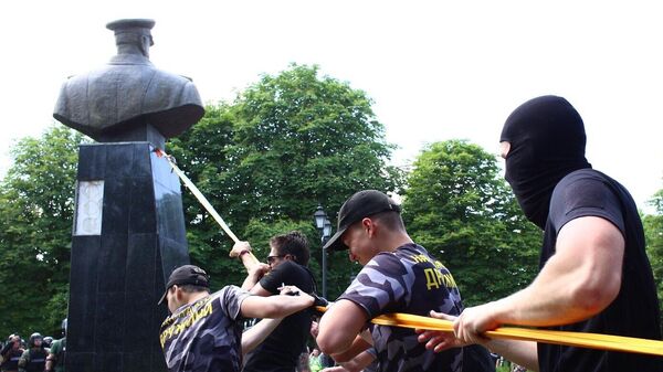 Представители националистических организаций с помощью троса пытаются повалить бюст маршала Георгия Жукова в Харькове возле Дворца спорта