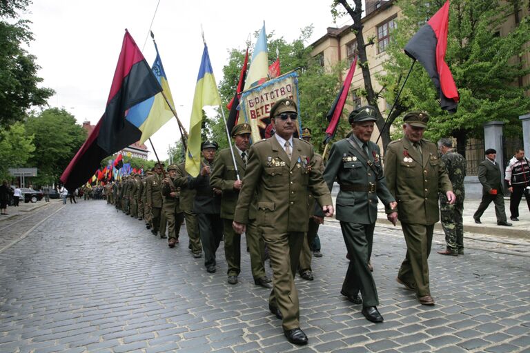 Ветераны Украинской повстанческой армии (УПА) во время шествия к памятнику Степану Бандере в честь Дня Героев в центре Львова.