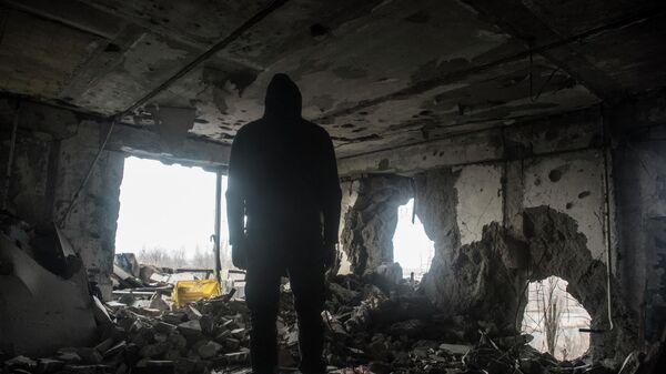 Мужчина в разрушенном доме в Киевском районе Донецка.