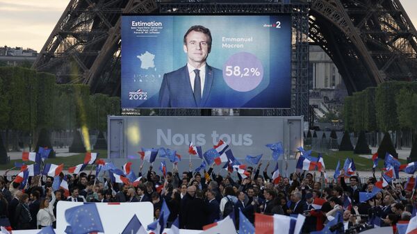 Сторонники Эммануэля Макрона на Марсовом поле в Париже, после объявления результатов выборов во Франции