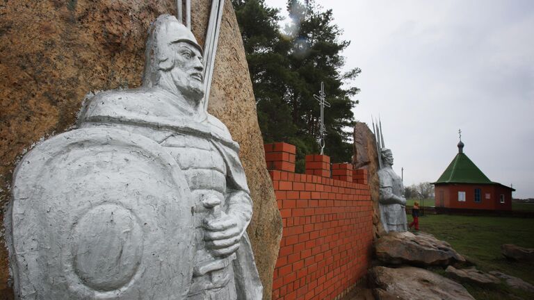 Памятная стела неподалеку от села Судбищи в Орловской области