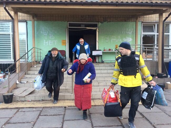 Ганеев вывозит из больницы троих беженцев Ганеев вывозит из больницы троих беженцев