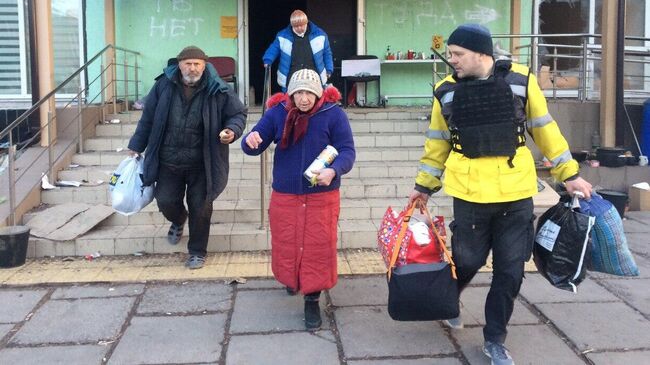 Ганеев вывозит из больницы троих беженцев