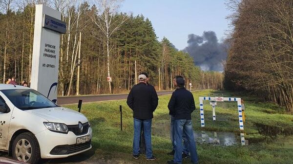 Дым от пожара на территории нефтебазы в Фокинском районе Брянска