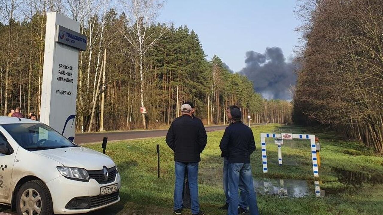 В МЧС сообщили, что при пожаре на нефтебазе в Брянске никто не пострадал -  РИА Новости, 25.04.2022