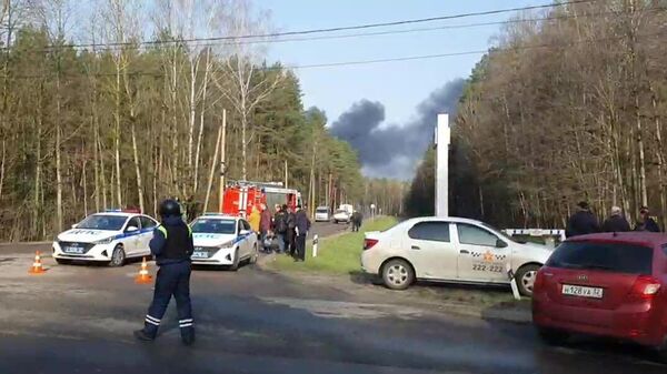Дым от пожара на территории нефтебазы в Фокинском районе Брянска. Кадр видео