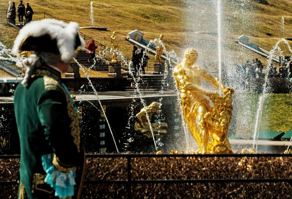 Фонтаны Большого каскада в Нижнем парке Государственного музея-заповедника Петергоф