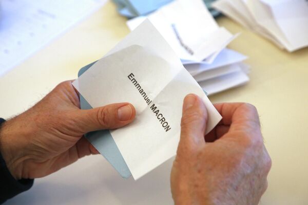 Член избирательной комиссии подсчитывает бюллетени после выборов президента Франции