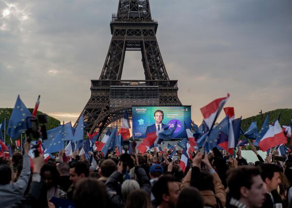 Сторонники Эммануэля Макрона на Марсовом поле в Париже, после объявления результатов выборов во Франции
