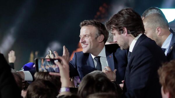 Эммануэль Макрон празднует победу на президентских выборах во Франции на Марсовом поле в Париже
