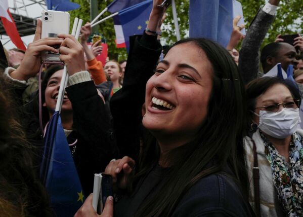 Сторонники Эммануэля Макрона в Париже, после объявления результатов выборов во Франции