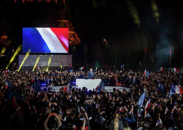 Эммануэль Макрон со сторонниками, после объявления результатов выборов во Франции