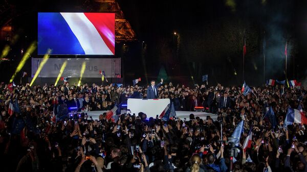 Эммануэль Макрон со сторонниками, после объявления результатов выборов во Франции