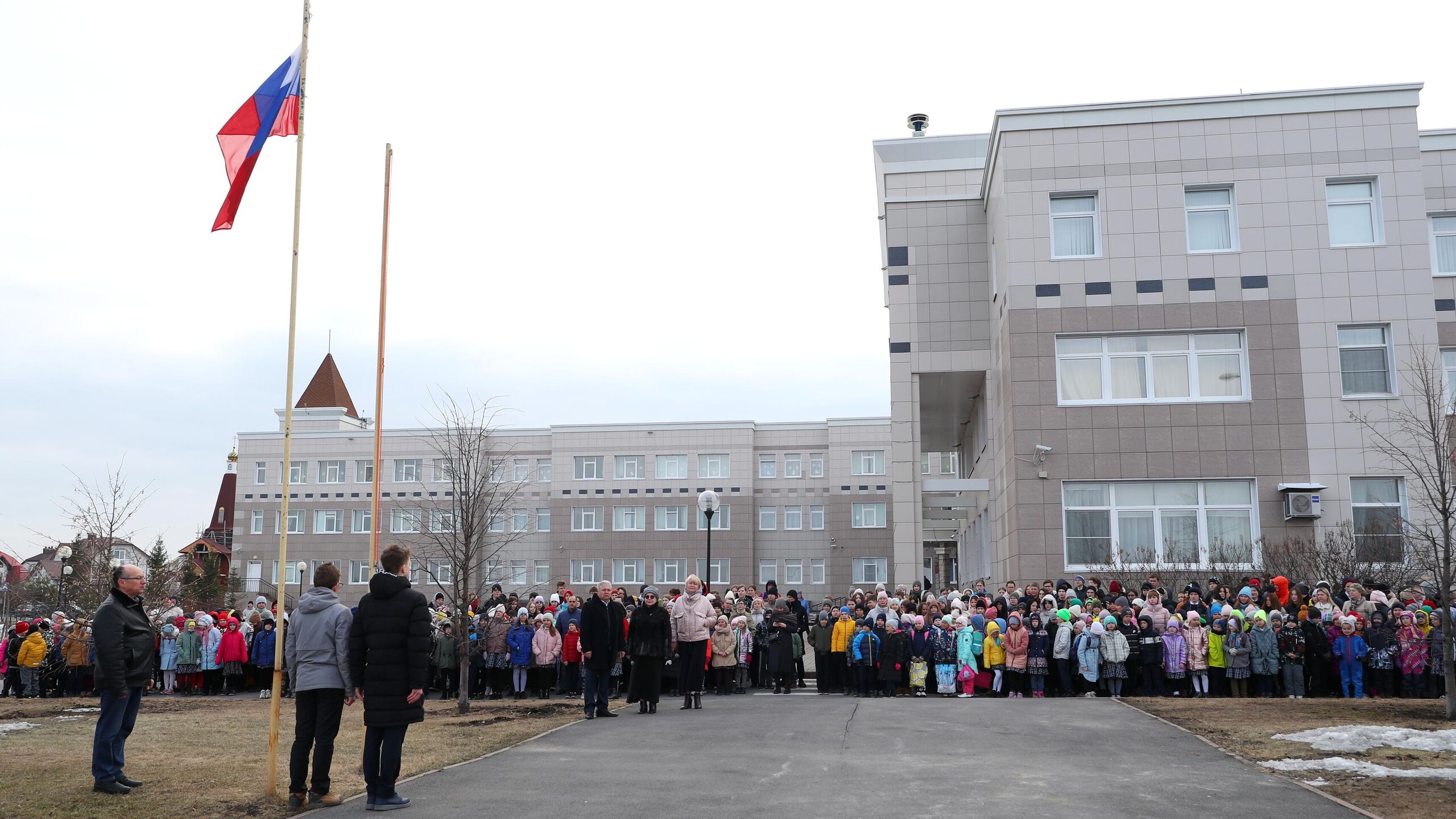 School news. Поднятие флага в школах России. Церемониал поднятия флага в школе. Церемония поднятия флага в школе 2022. Российский флаг в школах.